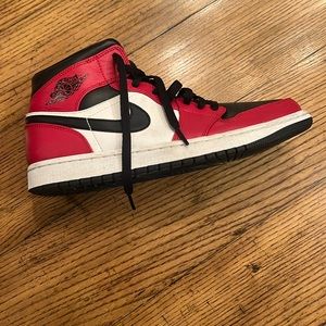 Air Jordan 1 Mid Chicago Mid toes.